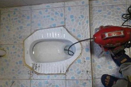 把公厕拉堵了怎么办-厕所漏水测漏